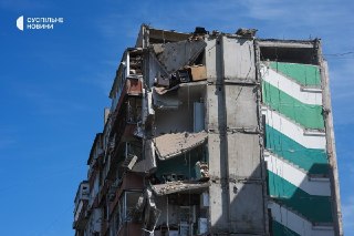 В Киеве 15 мая объявлен день траура в память о жертвах «крупнейшего нападения врага на столицу», сообщает мэр города Виталий Кличко.  По последним данным властей, в результате ночной атаки на Киев погибли 7 человек, в том числе ребенок, около 40 человек по