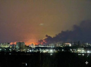 Украина атаковала промышленные объекты в Вологодской и Ярославской областях. На аннексированный Севастополь совершен «один из самых массированных налетов»🔵 В Ярославле после атаки дронов горит нефтеперерабатывающий завод «Славнефть‑ЯНОС», пишет ASTRA. По о