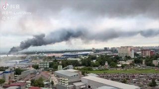 Появились кадры вчерашнего попадания ракеты ПВО в сторону резервуара Московского НПЗ и последующего срыва крышки резервуара.
