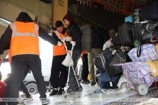 В Алёшках в Херсонской области началась эвакуация мирных жителей в Россию и Украину.   Утром 29 октября в регион прибыли российский и украинский омбудсмены Яна Лантратова и Дмитрий Лубинец. Для эвакуации подготовили 25 автобусов вместимостью не менее 750 ч