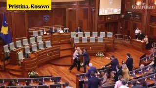 🇽🇰️ - בקוסובו, ראש הממשלה הוטף בביצים במהלך ישיבת פרלמנט.