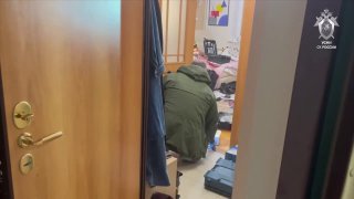 Жуткая история с участием мошенников в Москве. Профессиональный футболист убил женщину в её квартире на северо-западе столицы. Дверь ему открыла несовершеннолетняя дочь убитой, которая стала жертвой телефонных мошенников. Они представились сотрудниками пра