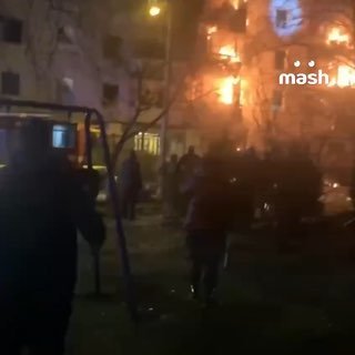 Минимум 15 квартир повреждены из-за взрыва в севастопольской пятиэтажке.Полностью выгорели восемь балконов. Удар снёс стены в нескольких жилищах. Эпицентр взрыва, предварительно, был на верхних этажах.Завалы продолжают разбирать. ❗ Не грузятся фото и видео