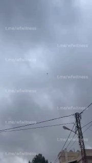 ️🇱🇧🇮🇱 Photographs document the moment when an IDF FPV drone dropped explosives on an area in Meifdon, southern Lebanon, following a previous drone attack in which the ammunition did not explode.