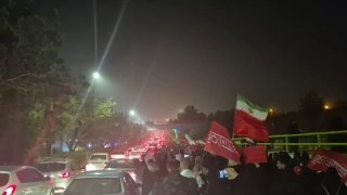 — 🇮🇷 יותר ויותר אנשים הולכים לכיוון מקום הלוויה בקום