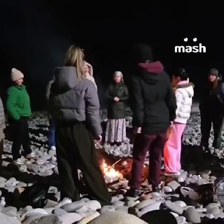 Обычный ретрит в Сочи — вы зажигаете костёр на пляже, а где-то рядом прилетает дрон. ❗ Не грузят фото и видео? Читайте нас в MAX.