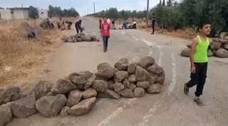מקורות סוריים: ילדים סורים חוסמים כביש כדי למנוע את פלישות צבא הכיבוש הישראלי סביב הכפר אל-ארדה באזור הכפרי…