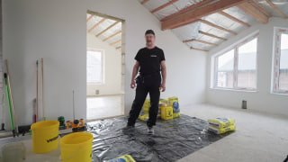 Неважно, делаете вы стяжку с нуля или просто выравниваете основание перед укладкой покрытия, материал здесь играет ключевую роль. В новом видео экс... - изображение 1 - материал, vetonit, здесь