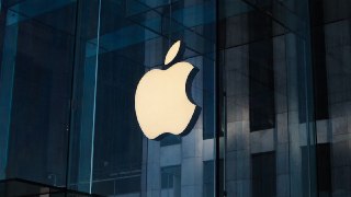 ФАС выдала Apple предупреждение и пригрозила штрафом до 4 млрд рублейВедомство не устраивает, что девайсы компании по умолчанию используют зарубежные поисковики — менять их на российские нужно вручную в настройках. ФАС видит в этом «дискриминационные услов