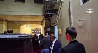 — "Лариса Долина, а ничё тот факт, что вы рынок вторичного жилья обрушили?".— *молчание...*Лариса Долина могла бы впервые прокомментировать решение Верховного суда о выселении её из проданной квартиры, но нет. Народная артистка России снизошла до выступлен