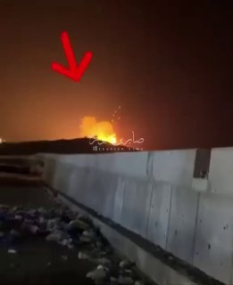 תחמושת שהוצאה ממשיכה לעוף מהבסיס האמריקני של האויב לאחר שהתמקדה במחסני ציוד עם מזל"ט.