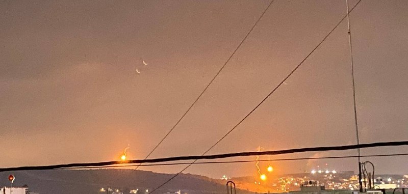 מקורות מקומיים: כוחות הכיבוש ירו אבוקות במרחב האווירי בין העיירות עתיל ודיר אל-גוסון, מצפון לטול כרם.