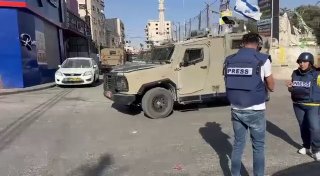 דחוף: כוחות הכיבוש מסתערים על שכונת אום אל שראיית וסוגרים רחוב בעיר אלבירה.