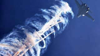 解放军12月环台军演期间 一架歼-16战机曾向台F-16放热诱弹英国《金融时报》报导称，去年12月，解放军在台湾附近举行“正义使命-2025”演习期间，解放军战机在台国军F-16战机附近进行了异常危险的机动。据知情人士和台湾国防部向美军提供的一份报告显示，这次演习期间，一架歼-16战机向一架台战机施放了热诱弹。👉 继续浏览后续：https://rfi.my/CQkm.g