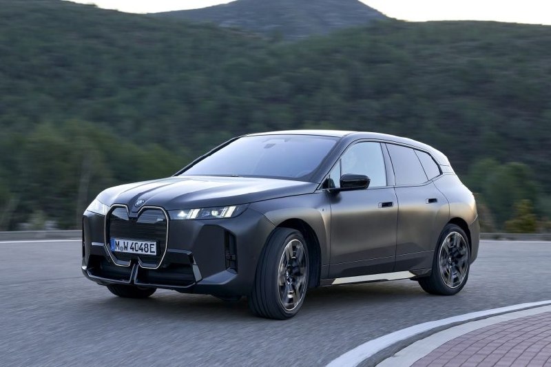 Ночь, пока мы закрываем двери в клубе, и мысли о будущем BMW не дают нам покоя. 
