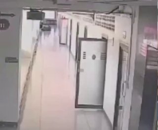 גרפיקה: צעיר בן 14 פתח באש בבית הספר דבסירין נונטאבורי בבאנג קרואי, תאילנד. 8 מתים ועשרות פצועים. צילומי הי…