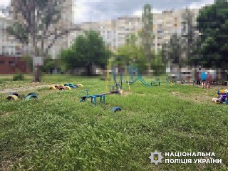 В Херсоне под обстрел попала детская площадка, погиб мужчина, ранения получили его жена и две дочки в возрасте шести и трех лет, пострадавшие госпитализированы, сообщают местные власти.