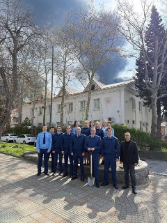 Прокуратура Туапсе высадила деревья на фоне пожаров от атак дронов.Ведомство опубликовало фотки, на которых сотрудники высаживают деревья, а на фоне виден пожар, возникший в результате атак БПЛА. Возгорание не могут потушить уже несколько дней. В прокурату