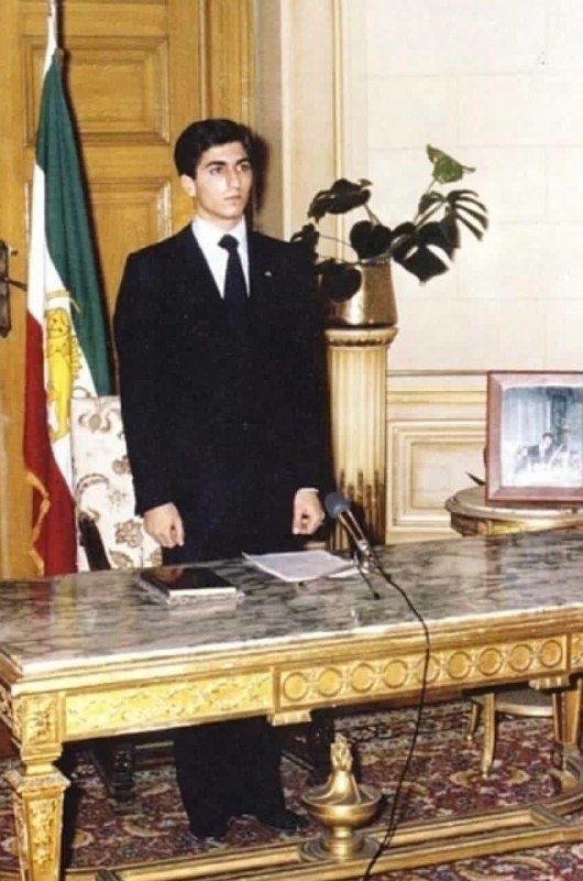 دانشجو نیوز: 🔴این عکس سم از پهلویه که داره به قرآن قسم میخوره و از قرآن کمک میخواد جمهوری اسلامی رو شکست بده🔹پ.ن: مثل اینکه فرعون پا