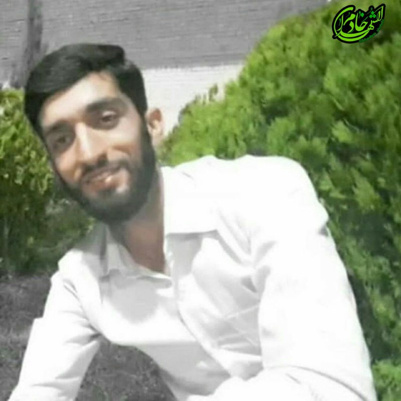 ڪانال مدافعان حـرم: روزهای جمعه برای بردن میزها و کارتن کتاب ها، نیاز به یک وانت بود، همیشه حساب و کتاب میکرد تا یه سودی به موسسه برسد؛ برای