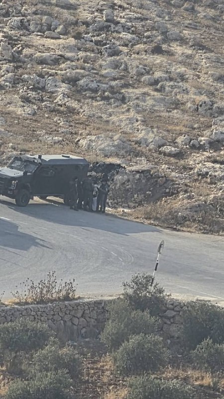 חיילי הכיבוש עצרו צעיר והתעללו בו בכניסה לעיירה אל-מוג'יר, צפונית מזרחית לרמאללה.