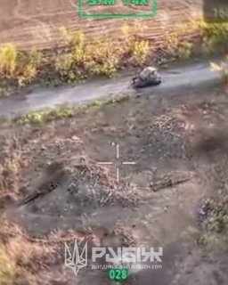 הטנק של חטיבת ה-הוא "רוביז'" עולה באש ישירה כדי להשמיד את הרוסים במקלט.