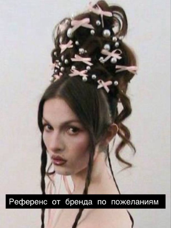 Выбор цвета и работа с формой: 2 парик — блонд для нового образа RARAДля следующего образа мы хотели отойти от «натуральной» эстетики предыдущих кадров и перейти к образу, вдохновлённому историей — с выраженной формой, утончённостью, женственностью и цветом, близким к канонам моды того времени.Задача — считать героиню из прошлого, но показать её современно: за счёт лёгкой небрежности, простоты исполнения.Этапы работы с парикомПодготовка текстуры:Дала волосам высохнуть естественно — это позволило получить натуральную волну без стайлеров.База:Выполнила начёс по всей голове — от корней до концов — оставив нетронутыми лишь краевую линию (примерно 3 см вглубь) и нижнюю зону затылка.Это сохраняет аккуратность по периметру и создаёт «воздушный фундамент» внутри.Формирование конструкции:Затылочную часть вычесала наверх в плоский на затылке, объёмный к макушке валик — основа будущей формы.Волосы от лица также уложила объёмно и закрепила к зоне предыдущего валика (на макушке), тем самым задала движение назад.Детали:Виски подтянула к затылку и зафиксировала — так задаётся правильное направление у лица, нужные корректирующие линии.На затылке можно:• заплести косичку,• завить локоны и оставить,• собрать полностью, ничего не опуская вниз.Аккуратно разложила оставшиеся у лица волосы, формируя мягкие, выразительные пряди.Декор:Добавила украшения — акцент, который неотъемлемая часть прически того времениВыбор цвета и работа с формой: 2 парик — блонд для нового образа RARAДля следующего образа мы хотели отойти от «натуральной» эстетики предыдущих кадров и перейти к образу, вдохновлённому историей — с выраженной формой, утончённостью, женственностью и цветом, близким к канонам моды того времени.Задача — считать героиню из прошлого, но показать её современно: за счёт лёгкой небрежности, простоты исполнения.Этапы работы с парикомПодготовка текстуры:Дала волосам высохнуть естественно — это позволило получить натуральную волну без стайлеров.База:Выполнила начёс по всей голове — от корней до концов — оставив нетронутыми лишь краевую линию (примерно 3 см вглубь) и нижнюю зону затылка.Это сохраняет аккуратность по периметру и создаёт «воздушный фундамент» внутри.Формирование конструкции:Затылочную часть вычесала наверх в плоский на затылке, объёмный к макушке валик — основа будущей формы.Волосы от лица также уложила объёмно и закрепила к зоне предыдущего валика (на макушке), тем самым задала движение назад.Детали:Виски подтянула к затылку и зафиксировала — так задаётся правильное направление у лица, нужные корректирующие линии.На затылке можно:• заплести косичку,• завить локоны и оставить,• собрать полностью, ничего не опуская вниз.Аккуратно разложила оставшиеся у лица волосы, формируя мягкие, выразительные пряди.Декор:Добавила украшения — акцент, который неотъемлемая часть прически того времени