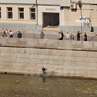 Кадры спасения Германа Юкавского из Москвы-реки — оперный певец сильно перебрал с алкоголем и нырнул в неё с Крымского моста. Чтобы переплыть.Сейчас артиста везут в наркологию — он нападал на медиков и матерился на прохожих. У Юкавского травмировано плечо,