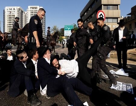משטרת ישראל מתנגשת עם מפגינים חרדים ליד תל אביב; המשבר הצבאי נמשך בשטחים הכבושים הסכסוך באחת הערים הסמוכות…