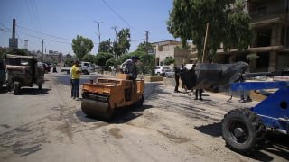 עבודות שיקום הכבישים נמשכות בעיר דומה באזור הכפרי של דמשק, במימון הקהילה המקומית.