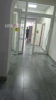 Напавшим на общежитие в Уфе оказался 15-летний подросток, при задержании он оказал сопротивление и ранил сам себя, среди пострадавших есть двое полицейских, возбуждено уголовное дело — СК