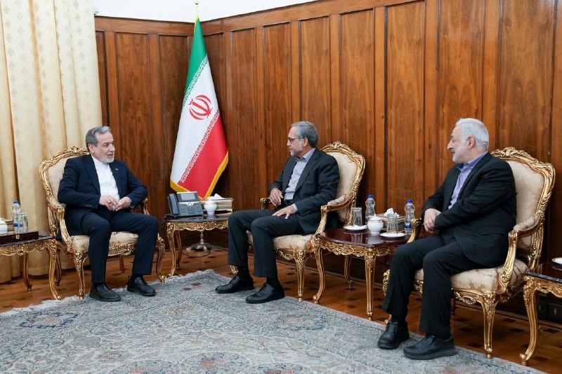 روزنامه ایران: ⭕️ دیدار دو تن از نمایندگان مجلس شورای اسلامی با وزیر امور خارجه🔹عباس گلرو نماینده سمنان و عضو کمیسیون امنیت ملی و سیاست