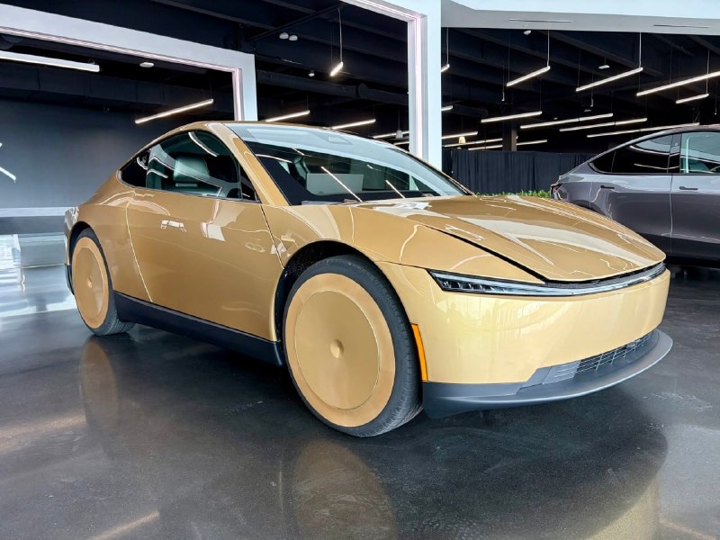 Tesla выпустила ПЕРВЫЙ серийный электрокар без руля и педалей — Cybercab. В машине нет даже зеркал —