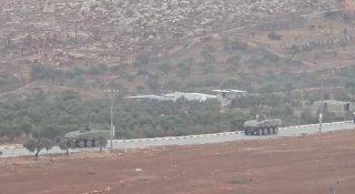 עקבו אחרי סאפא| כוחות ישראל, מלווים בכלי רכב משוריינים, מסתערים על הכפר אל-מוג'יר, צפונית מזרחית לרמאללה.