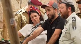 מתוך טקס הלווייתו של הפקיד הישראלי הראל ברנשטוק, שנהרג אתמול יחד עם חייל נוסף בהפצצה שאירעה בדרום לבנון.