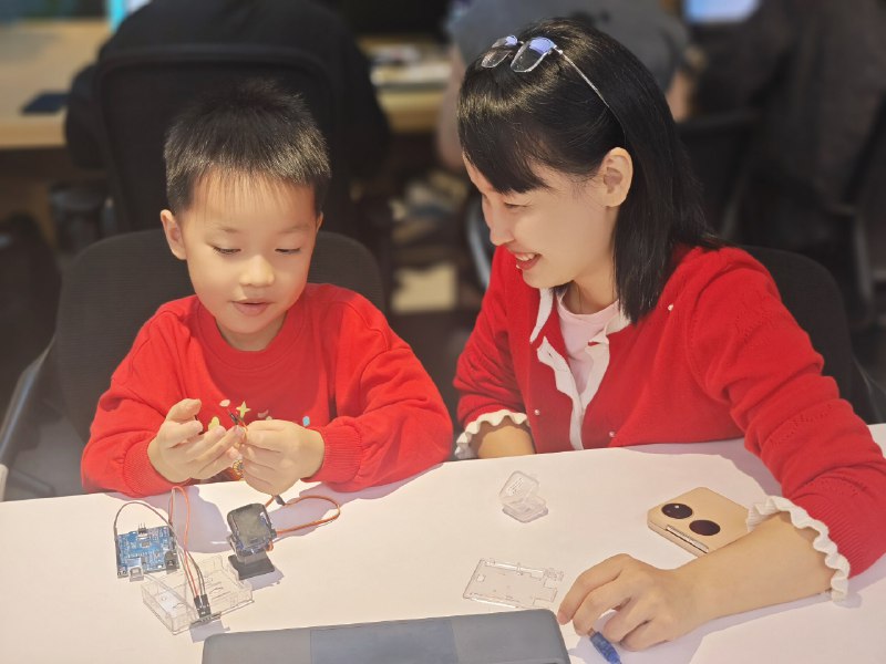 10.7日活动——手搓机器人第二期“一个充满工业风的桌面机器人，从零散的零配件开始一步一步搭建，接着跑代码，最后实现语音交互，仿佛创造了一个全新的生命，成就感满满💪✨”10.7日活动——手搓机器人第二期“一个充满工业风的桌面机器人，从零散的零配件开始一步一步搭建，接着跑代码，最后实现语音交互，仿佛创造了一个全新的生命，成就感满满💪✨”