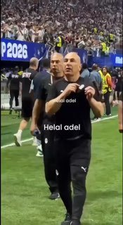 מאמן נבחרת מצרים, הקפטן חוסאם חסן (מלווה באחיו ובתאום איברהים)