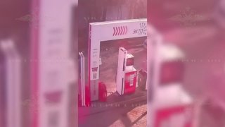 В Москве подросток поджег колонку на автозаправке и сам «получил незначительные ожоги», других пострадавших нет, подросток задержан, сообщила представитель МВД Ирина Волк.По данным ведомства, подозреваемый 2010 года рождения действовал под влиянием неизвес