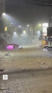 אי הנופש פוקט בתאילנד היה מתחת למים. המשך הגשמים הוביל להצפות באזורים רבים של האי.
