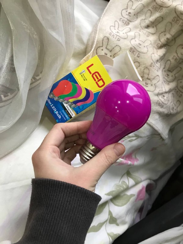 фиолетовая лампочка, органайзеры, книга и шапочка