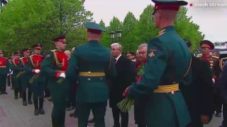 Владимир Путин и лидеры государств, приехавшие на парад, возложили цветы к Могиле Неизвестного Солдата.Память участников Великой Отечественной войны почтили президент Белоруссии Александр Лукашенко, глава Казахстана Касым-Жомарт Токаев, президент Узбекиста