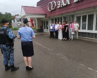 Кек из Хакасии. Жениха задержали прямо на свадьбе из-за долгов по алиментам. Свидетеля тоже.В Черногорске приставы нагрянули на свадебную фотосессию после церемонии — оказалось, что жених в розыске из-за алиментов. Как рассказали в местном управлении ФССП,