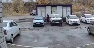 Уровень спокойствия мужика просто зашкаливает