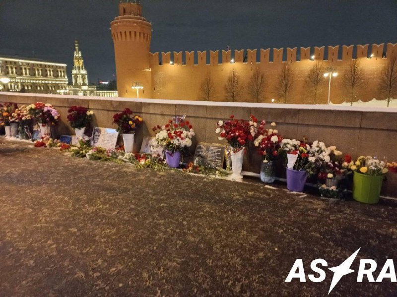 Россияне почтили память Бориса НемцоваВ 11-годовщину со дня убийства Бориса Немцова россияне принесли цветы в память о политике. Полицейские дежурили вблизи «Немцова моста» — импровизированного мемориала на Большом Москворецком мосту в Москве.Возложению цв