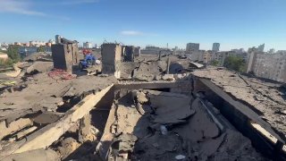 Ночная атака на Киев, нарушение воздушного пространства Румынии и Молдовы. Что известно  ⚪️ Киев. Во время ночной атаки погибли как минимум 12 человек, еще 34 пострадали, сообщил мэр города Виталий Кличко.   В Святошинском районе поврежден промышленный объ