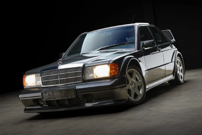 В США на аукционе продали Mercedes-Benz 190 за 328 000 долларов 6
