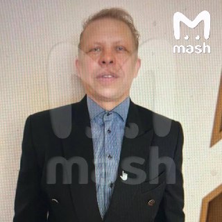Жертва сына бывшего вице-губернатора Петербурга Игоря Албина — курьер с "Горбушки", который привёз ему два телефона. Хотин решил не платить, попытался отобрать гаджеты, семь раз ударил доставщика ножом. По данным Mash, погибший — 54-летний Александр Куманц