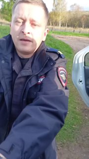 В Ленобласти возле УИКа задержали девушку, которую ранее не допустили к наблюдению на выборахВозле УИК № 748 в селе Винницы в Ленинградской области силовики задержали пришедшую голосовать девушку. Сейчас она находится в ОМВД Подпорожского района и пишет об