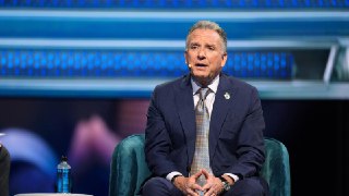 彭博社爆料：美特使维特科夫曾建议莫斯科如何与特朗普谈判 特朗普为其辩护就在特朗普的特使史蒂夫·维特科夫下周访俄消息公布之际，据彭博社周二（11月25日）披露的一段通话记录显示，维特科夫曾向俄罗斯总统普京的顾问建议，如何向特朗普提出一项解决乌克兰战争的方案。👉 继续浏览后续：https://rfi.my/CDU9.g