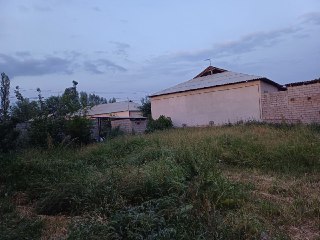 Yer sotiladi xovli yarmi 2 sotixdan 5 sotixgasha sotiladi